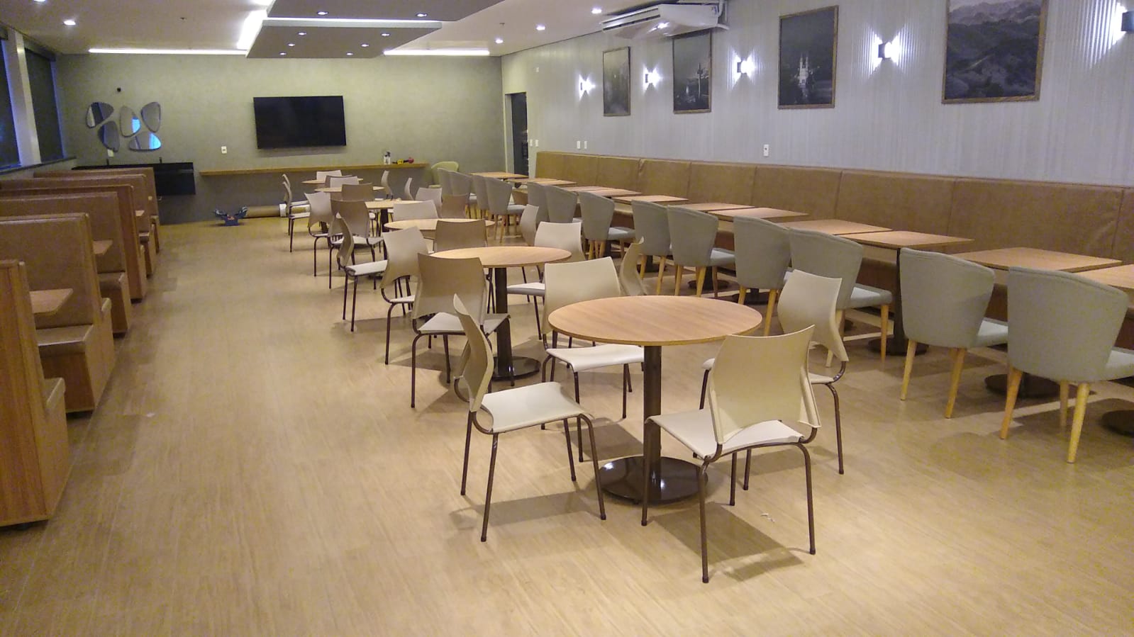 Cadeiras e mesas para refeitórios