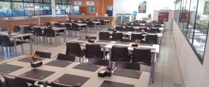 Medidas de mesas e cadeiras padrão para restaurantes e refeitórios industrial