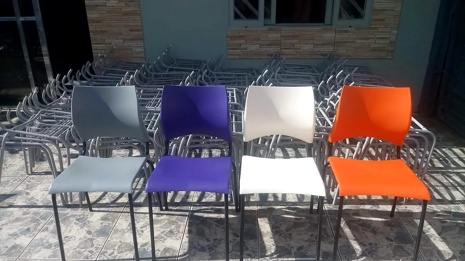 Lote de cadeiras empilháveis coloridas com estrutura em aço para refeitório, Chair & Table