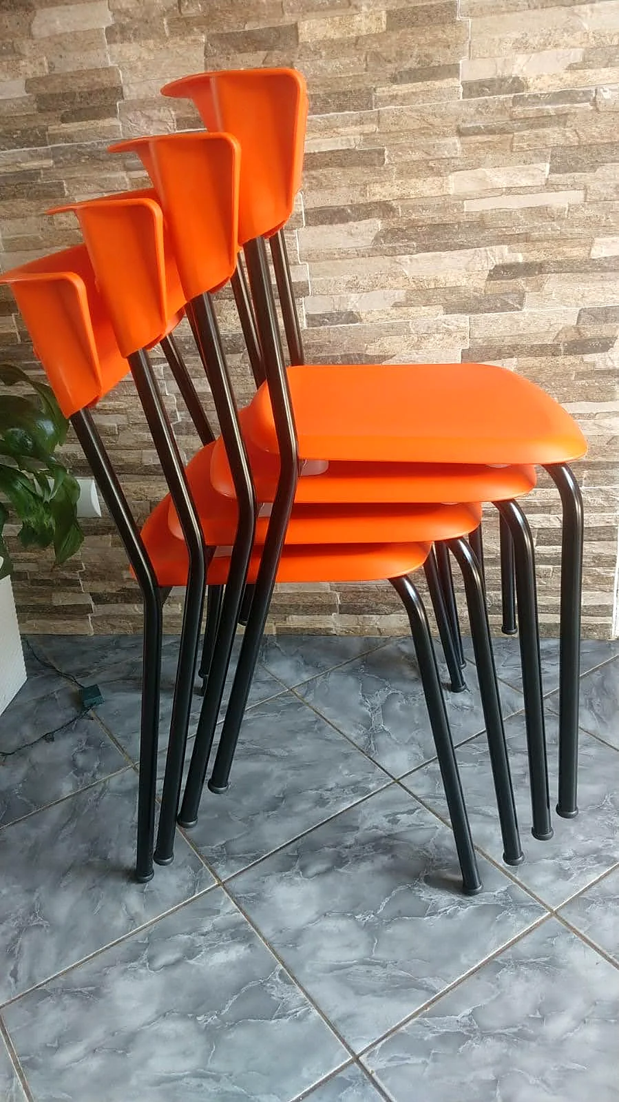 Cadeiras empilháveis laranja com estrutura em aço, Chair & Table