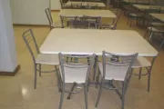 Mesas e cadeiras para colégios