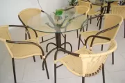 Mesa de vidro e cadeiras Arte Ratan para restaurantes