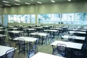 Mesas e cadeiras para refeitório