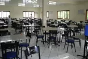 Mesas e cadeiras para refeições coletivas