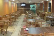 Cadeiras em madeira e mesas em MDF para restaurantes
