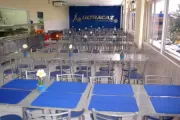 Mesas em granito e cadeiras com assento estofado para restaurantes 