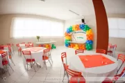 Conjunto de mesas e cadeiras para buffet