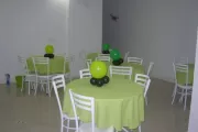 Cadeiras e mesas para buffet