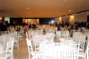 Mesas e cadeiras para espaço de eventos