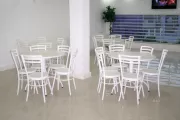Cadeiras e mesas para buffet