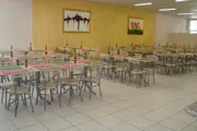 Mesas de MDF com cadeiras Rena Poli para restaurantes