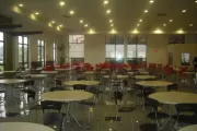 Mesas e cadeiras para refeitórios industriais