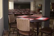 Conjunto de mesas e cadeiras para restaurantes