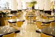 Conjunto de mesas e cadeiras para praça de alimentação de shopping