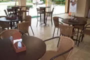 Cadeiras e mesas para cafeteria