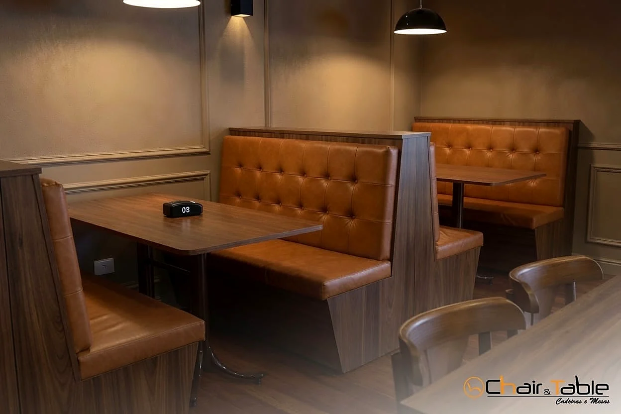 Ambiente de restaurante com booths estofados em couro caramelo e mesas de madeira, Chair & Table